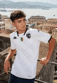 A man wearing Jersey